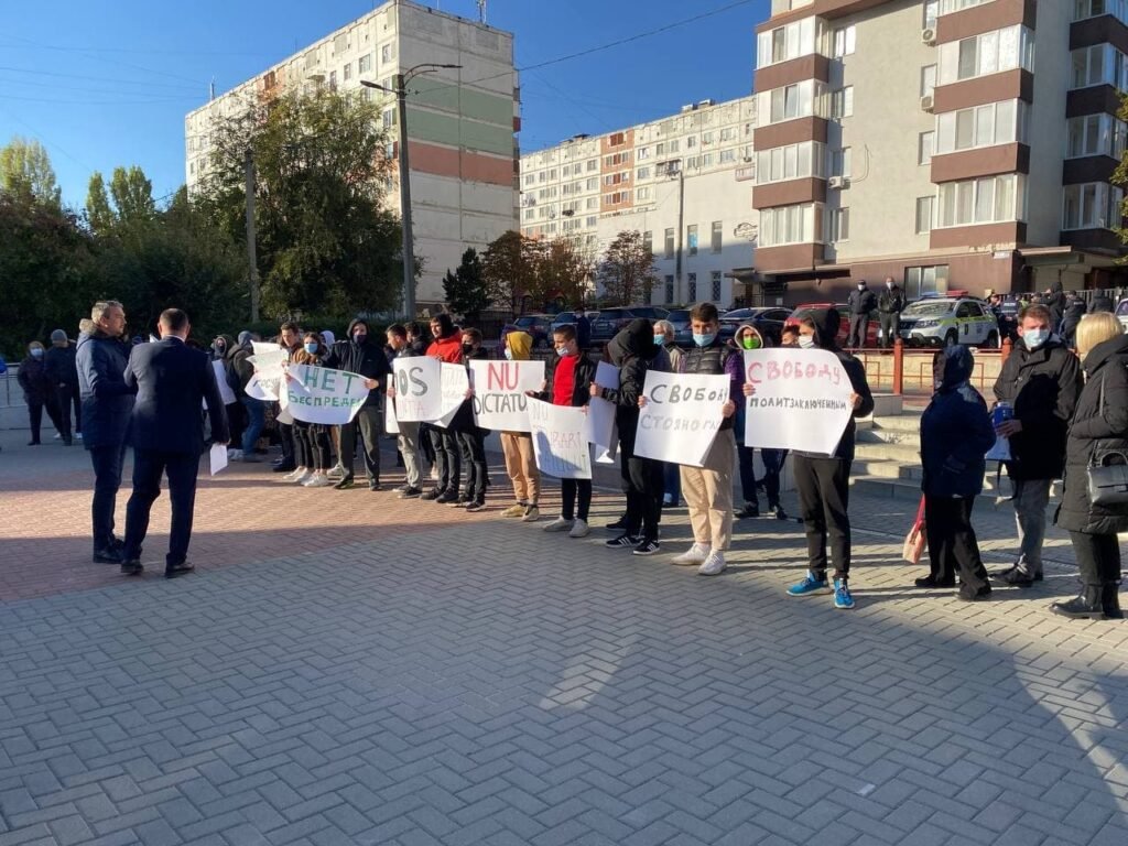 Protest la Judecătoria Chișinău, unde se va examina arestul lui Stoianoglo 2 Protest la Judecătoria Chișinău, unde se va examina arestul lui Stoianoglo