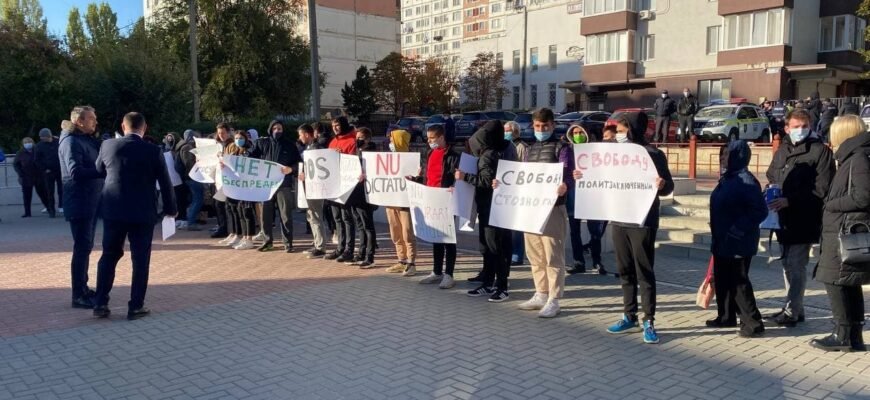 Protest la Judecătoria Chișinău, unde se va examina arestul lui Stoianoglo
