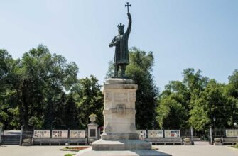 FOTO// Pe urmele lui Cavcaliuc? Monumentul ”Ștefan cel Mare” a fost vandalizat cu verde de briliant