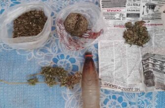 Doi bărbați riscă să facă pușcărie după ce polițiștii au depistat droguri și arme deținute ilegal