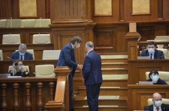 FOTO// Alexandr Slusari se arată deranjat: Cum explică cei din PAS dialogul amical dintre Andrei Spînu și Igor Dodon?