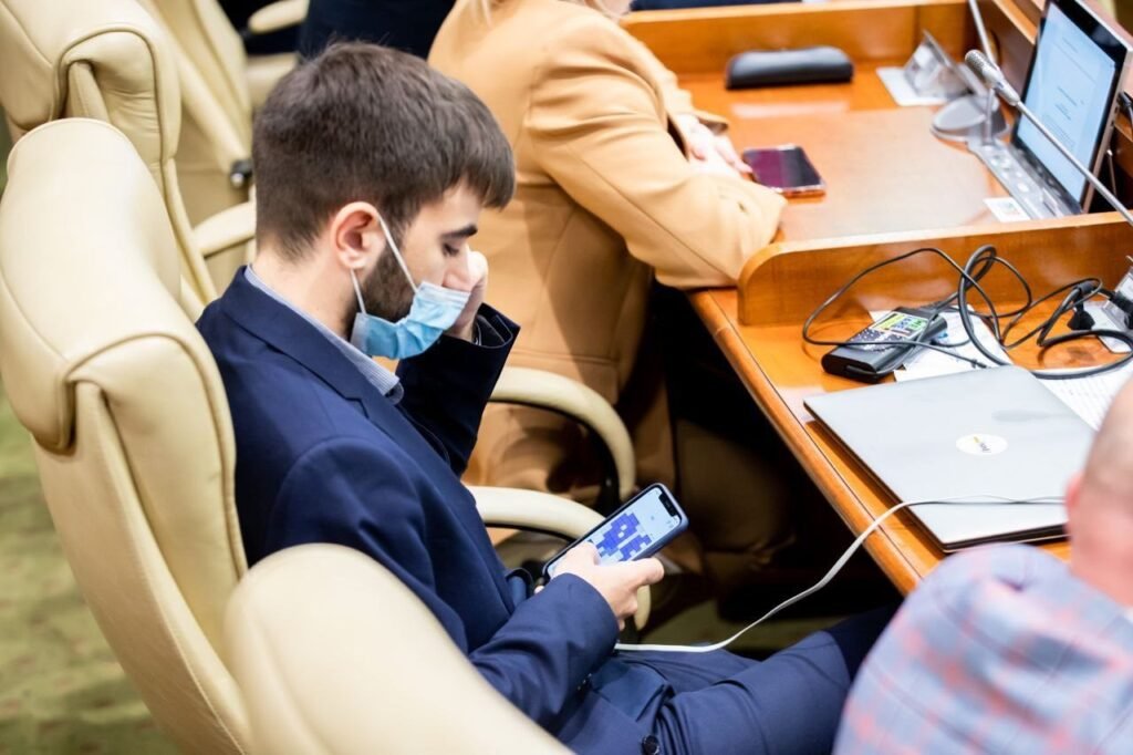 FOTO// Deputatul "JUCĂUȘ" prins cu minciuna. Juca "Tetris" în timpul dezbaterii privind Starea de Urgență 2 FOTO// Deputatul PAS care juca ”Tetris” NEAGĂ că ar fi jucat în timpul ședinței