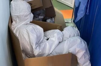 FOTO// O asistentă medicală, surprinsă ațipind într-o cutie pentru că toate paturile erau ocupate