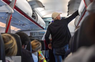 A refuzat să poarte masca de protecție și a fost dat afară din avion în aplauzele pasagerilor. Aventura unui bărbat