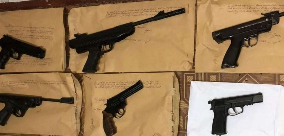 VIDEO// Ofițerii INI au deconspirat un grup de persoane ce vindeau online arme neletale deținute ilegal, cu un preț de la 2000 la 4000 de lei