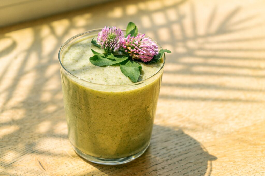 Smoothie verde la bol cu kiwi și goji, cel mai consistent mic dejun 1 food cold wood drink