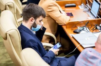 FOTO// "Relaxare de Urgență". Cel mai tânăr deputat surprins cum joacă "Tetris" în Parlament