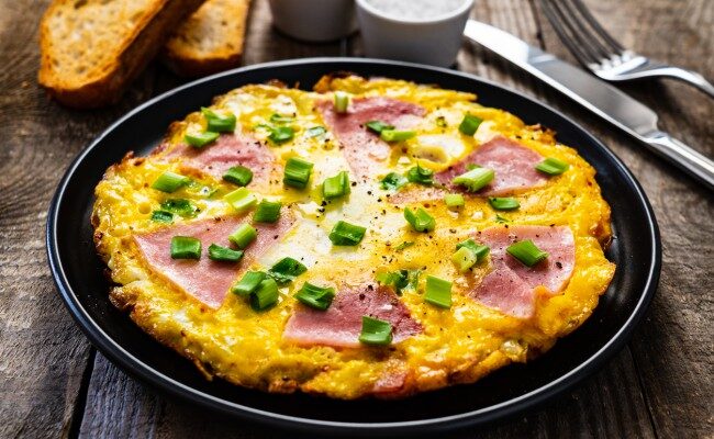 reteta omleta pufoasa cu sunca si cascaval 650 433