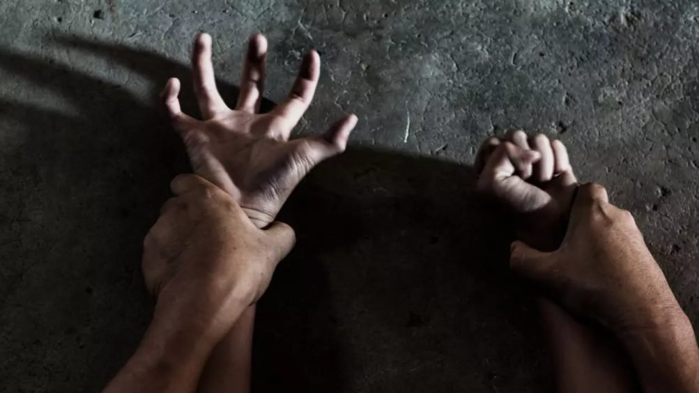 Minoră de 14 ani, violată și filmată de patru tineri. Agresorii au postat filmarea pe internet