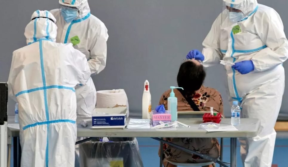Un laborator de testare COVID din Anglia, suspendat, după ce aproape 43.000 de persoane ar putea să fi primit, din greșeală, rezultate negative