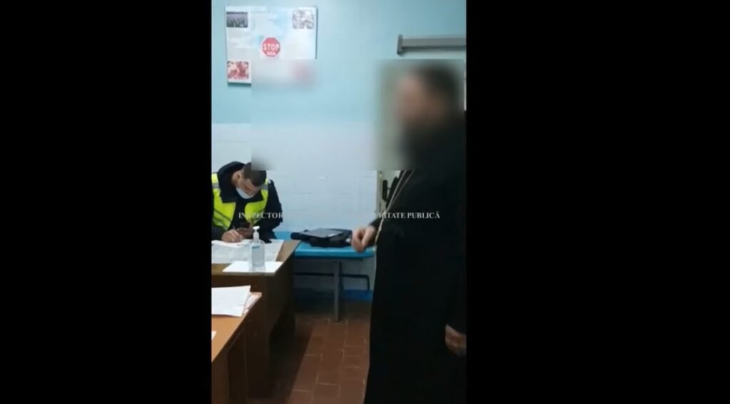 VIDEO// Dumnezeu a fost de partea legii. Un preot beat și-a făcut cruce înainte de a sufla în ”Drager” 1 VIDEO// Dumnezeu a fost de partea legii. Un preot beat și-a făcut cruce înainte de a sufla în ”Drager”