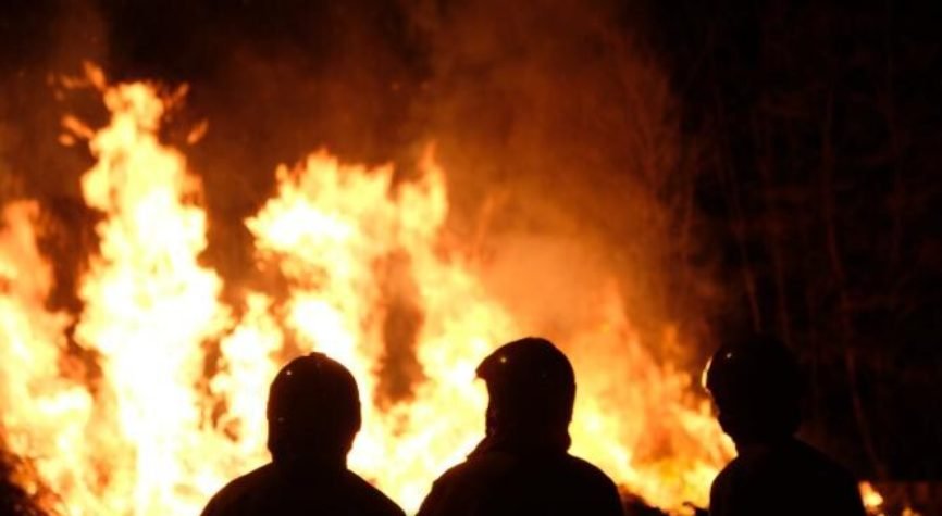 Doi bărbați au incendiat un apartament, pentru ca unul dintre ei să se răzbune pe fosta iubită