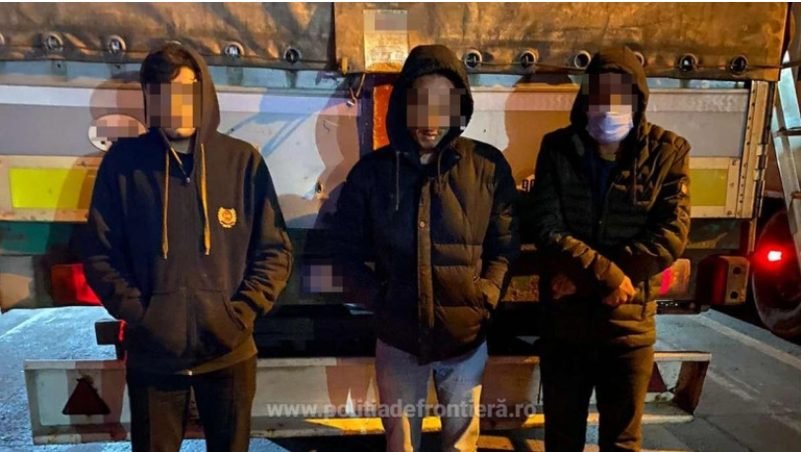 Migranți, ascunşi în trei camioane cu mărfuri, au fost depistați de Poliția de Frontieră română. Unul din șoferi - moldovean
