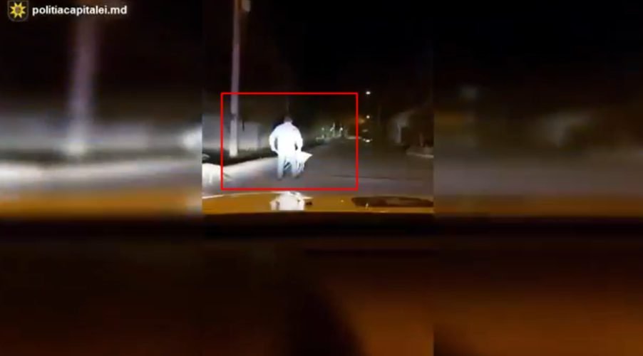 Un bărbat din Capitală surprins în timp ce fura pavaj destinat pentru o stradă, crezând că nu-l vede nimeni