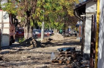 FOTO// „Straie noi” pe strada Sciusev. Ceban: Lucrările de reabilitare a trotuarului au început
