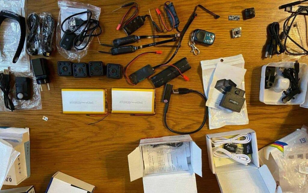 FOTO// 40 de dispozitive de obținere a informației pe ascuns, ridicate de către ofițerii SIS și polițiști 3 40 de dispozitive de obtinere a informatiei pe ascuns ridicate de catre ofiterii sis si politisti