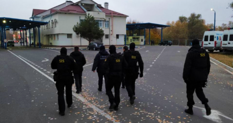 6 persoane retinute in dosarul de contrabanda cu tigari ashima cu implicarea angajatilor politiei de frontiera