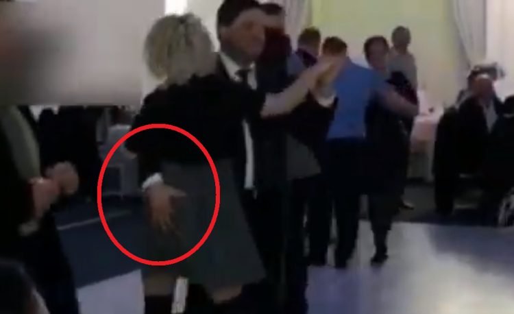 VIDEO// Un șef de poliție pipăie o subalternă la o petrecere, în văzul tuturor