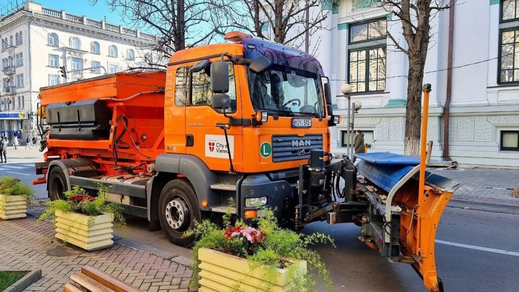 autospeciala pentru deszapezirea strazilor donata de austria a ajuns la chisinau