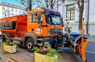 FOTO// Autospeciala pentru deszăpezirea străzilor, donată de Austria, a ajuns la Chișinău