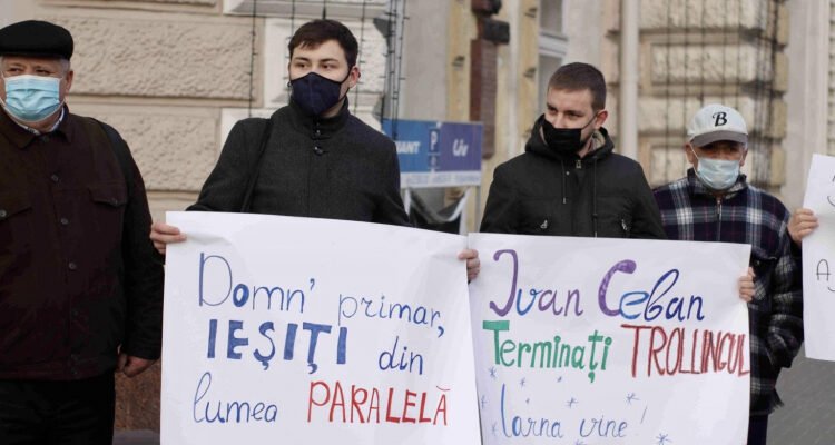 Flashmob PAS la Primărie: „Iarna-i grea, omătu-i mare, ajutor nu dă primarul!”