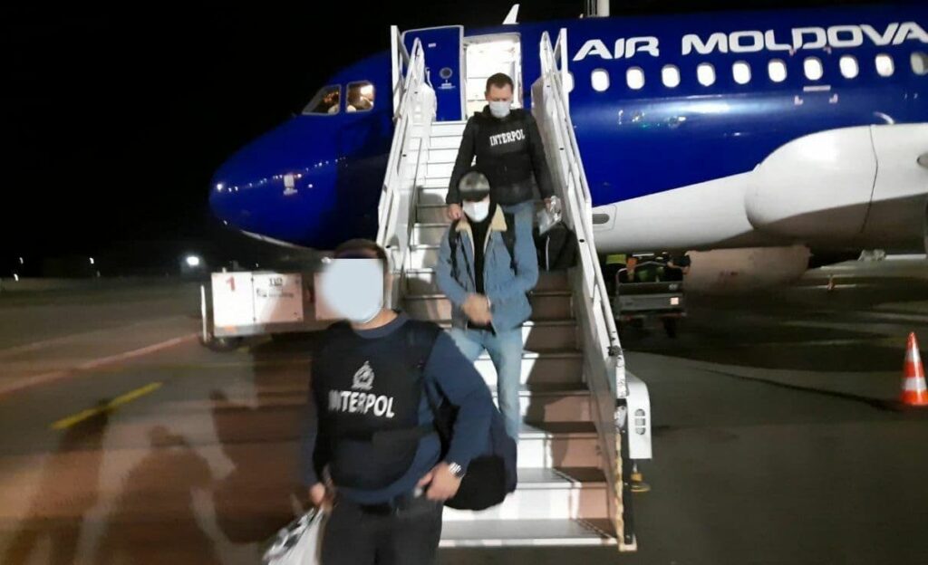 doi moldoveni aflati in cautare internationala retinuti in italia si extradati in republica moldova
