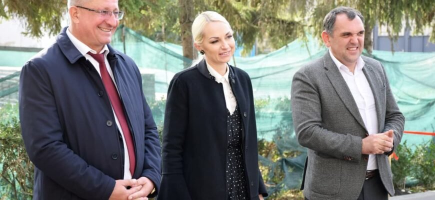 VIDEO// Echipa Partidului ȘOR continuă amenajarea curților de bloc, la Orhei