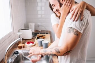 STUDIU// Bărbații care spală vasele au o viață sexuală mai bună și devin mai atractivi în fața femeilor