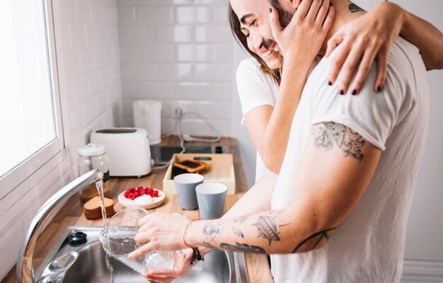 mulher abracando homem lavando pratos 23 2147742320