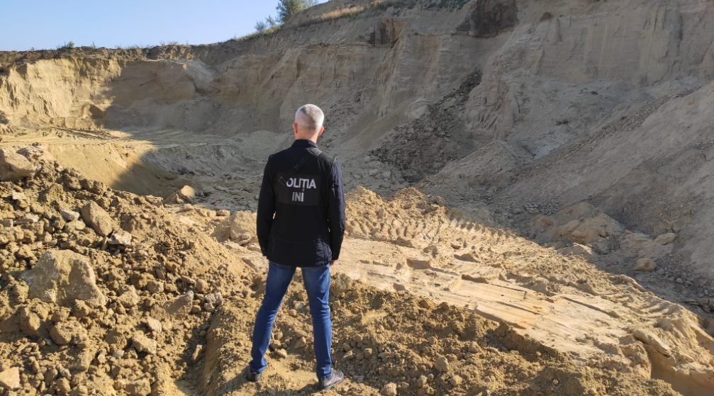 VIDEO// Nisip de peste 2 milioane de lei, extras ilegal de o companie care gestionează o carieră din Telenești
