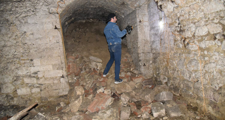 o echipa de arheologi face sapaturi pe locul unde s a aflat vatra istorica a chisinaului