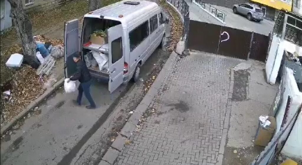 VIDEO// Obrăznicie fără margini în sectorul Buiucani: Un bărbat a aruncat sacii cu deșeuri în plină stradă, deși avea platforma de gunoi alături