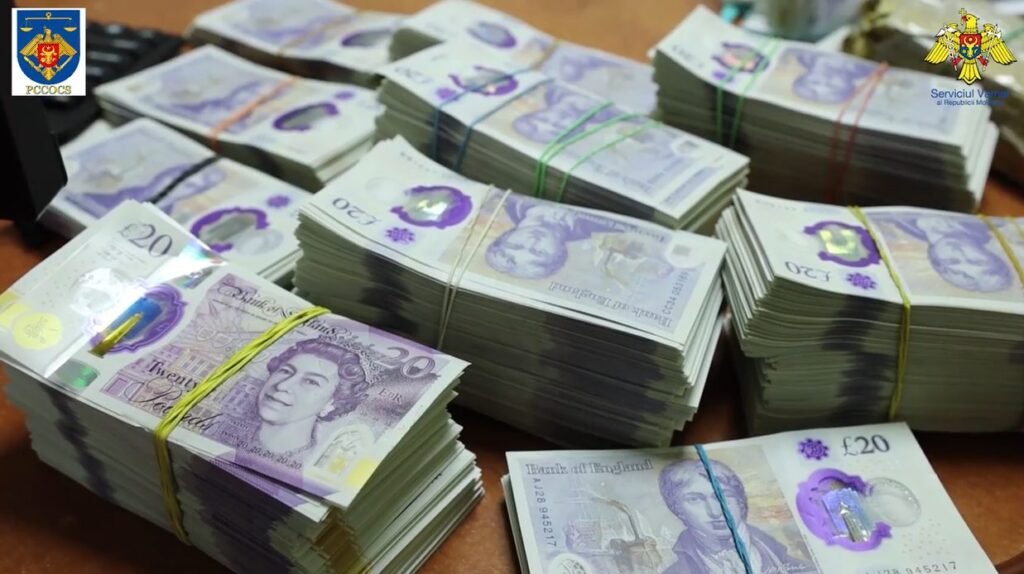 VIDEO// Peste 84.000 lire sterline nedeclarate, depistate asupra unui șofer de autocar la postul vamal Leușeni 1 VIDEO// Peste 84.000 lire sterline nedeclarate, depistate asupra unui șofer de autocar la postul vamal Leușeni