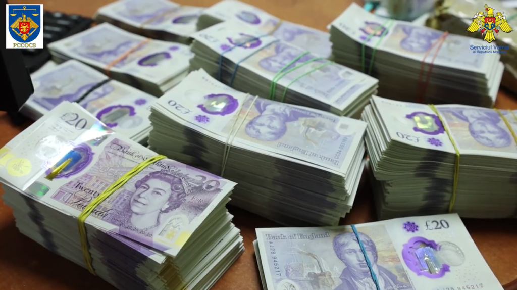 peste 84.000 lire sterline nedeclarate depistate asupra unui sofer de autocar la postul vamal leuseni