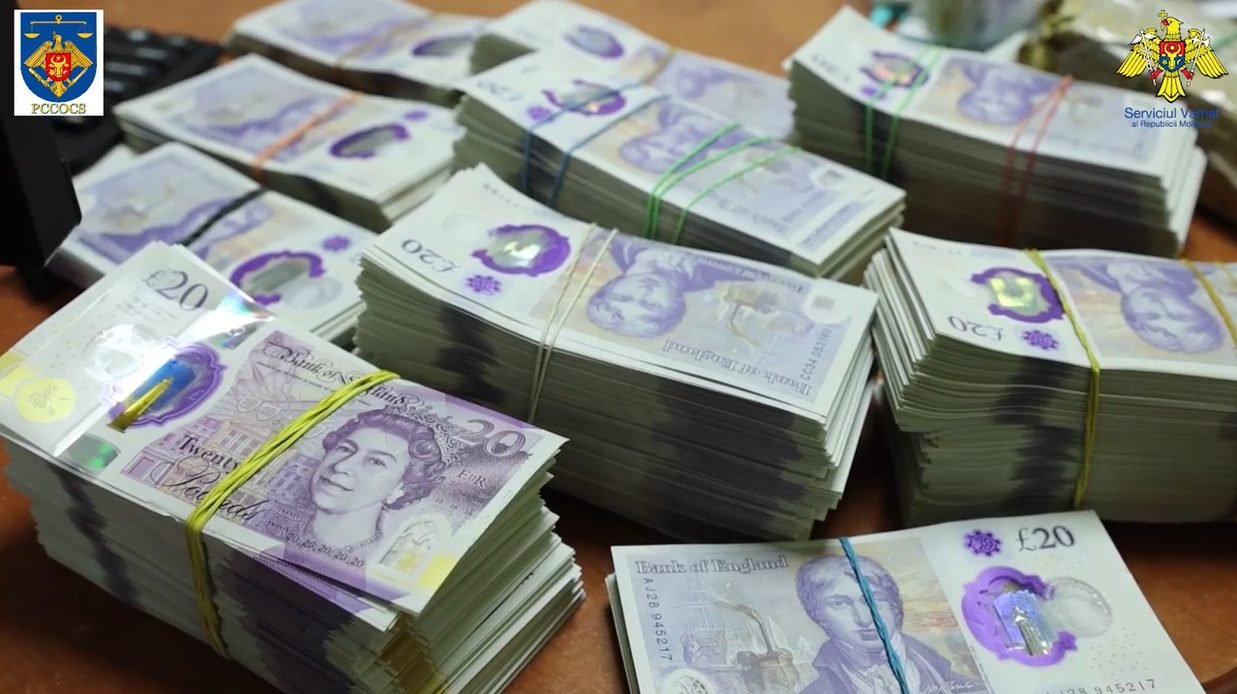 VIDEO// Peste 84.000 lire sterline nedeclarate, depistate asupra unui șofer de autocar la postul vamal Leușeni