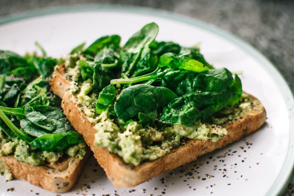 TOP 5 alimente care te ajută să te concentrezi: Rețeta unui nutriționist de la Harvard 1 basil leaves and avocado on sliced bread on white ceramic plate