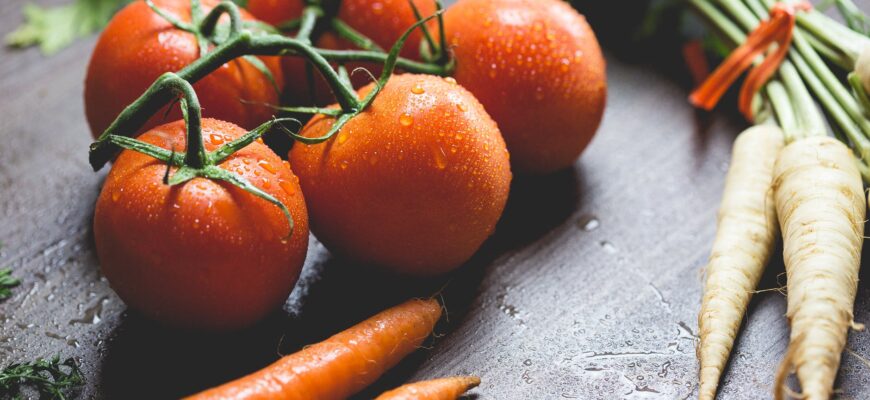 tomatoes carrots and radish on the top of the table