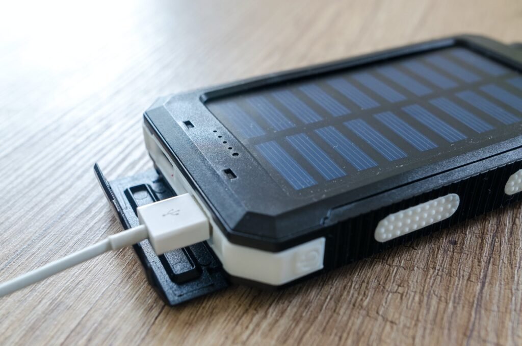 Ești pe fugă dar trebuie să încarci telefonul? Cum poți face acest lucru într-un timp cât mai scurt 1 black solar power bank on brown surface