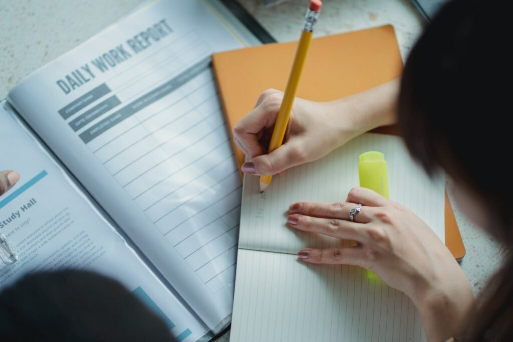 Studenții din Capitală doresc să susțină examenele online și cer revizuirea deciziei CNESP 1 faceless women students studying with books
