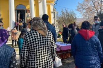 IMPACT EMOȚIONAL// Fetița de 2 ani omorâtă de bonă în Chișinău - petrecută pe ultimul drum