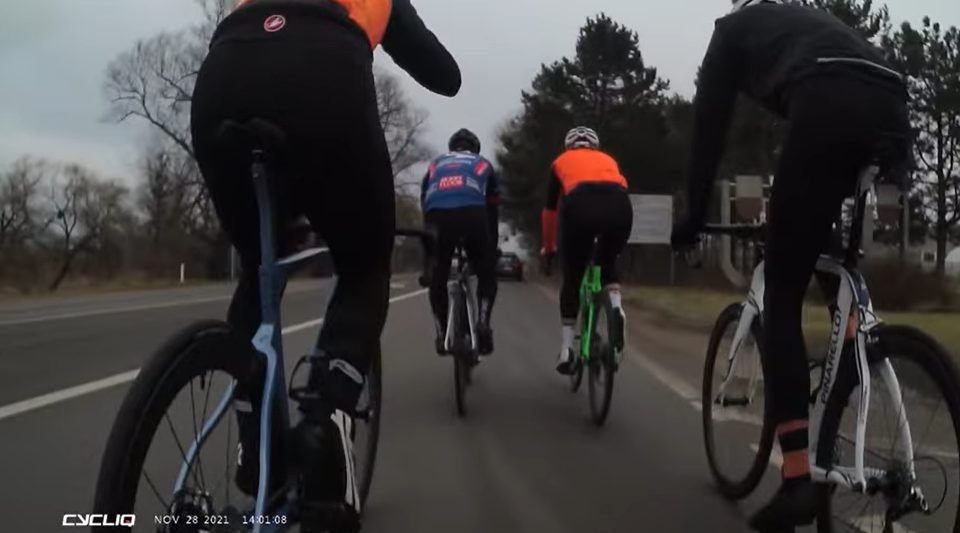 VIDEO// Un șofer a încercat de câteva ori intenționat să lovească un biciclist. Imaginile video surprinse