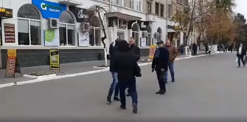 VIDEO// Pumni și urlete pe străzile ”Capitalei de Nord”: Cristian Rizea și socialiștii s-au încăierat la Bălți