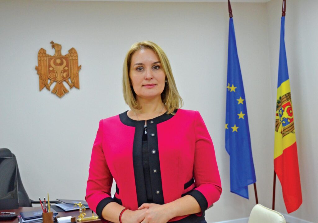 sefa ani ului ar folosi institutia pe post de bata in interesul sotului