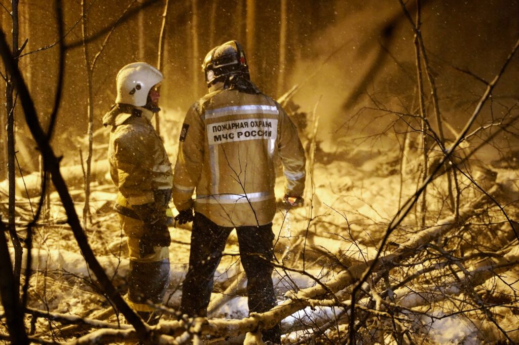 un avion s a prabusit in rusia. la fata locului au fost trimise peste 100 de persoane
