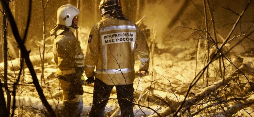 un avion s a prabusit in rusia. la fata locului au fost trimise peste 100 de persoane