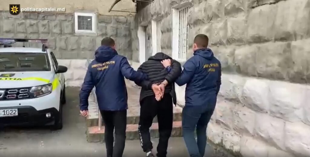VIDEO// 2400 de dolari falși, scoși din circuit de Polițiști și Procurori. Doua persoane reținute și cercetate penal