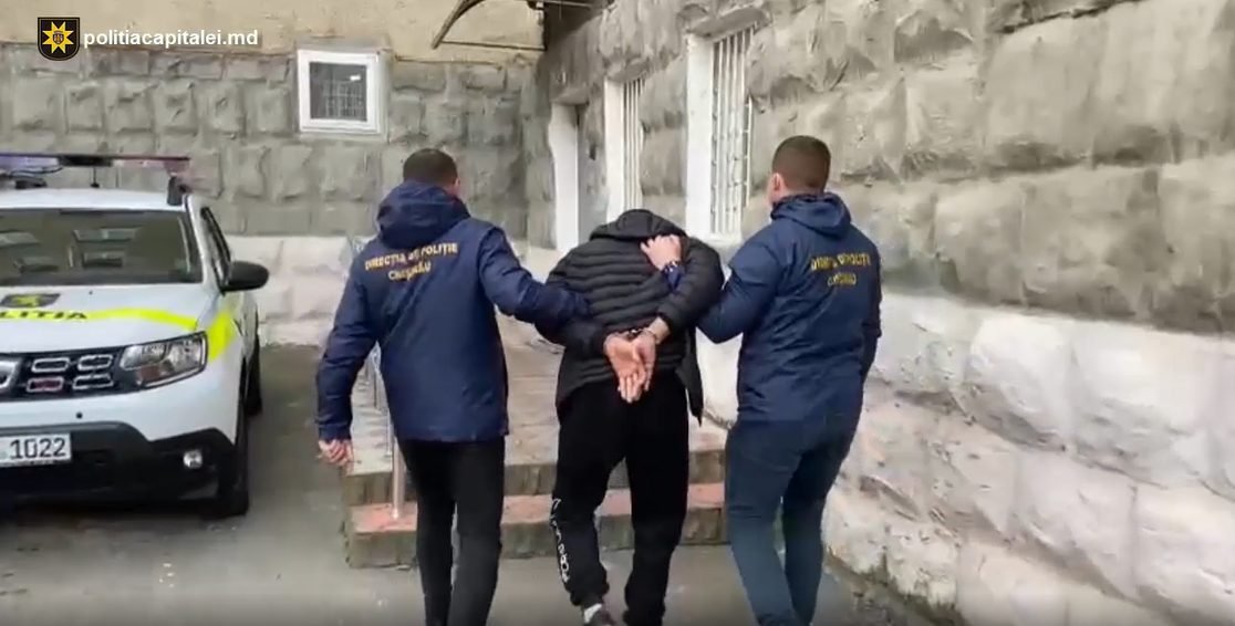 VIDEO// 2400 de dolari falși, scoși din circuit de Polițiști și Procurori. Doua persoane reținute și cercetate penal