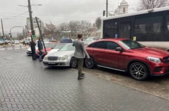 FOTO-VIDEO// Accident de PROPORȚII pe strada Vasile Alecsandri din Capitală! Vezi câte vehicule au fost implicate