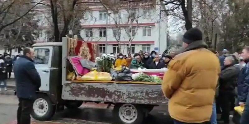 VIDEO// A sunat ultimul clopoțel pentru fetița din Sângerei care a decedat după ce a fost lovită cu o minge în cap