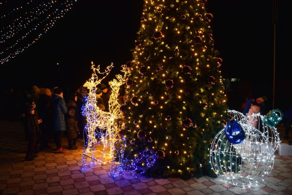 echipa lui ilan sor de la orhei inaugureaza pomi de craciun in toate localitatile din raion